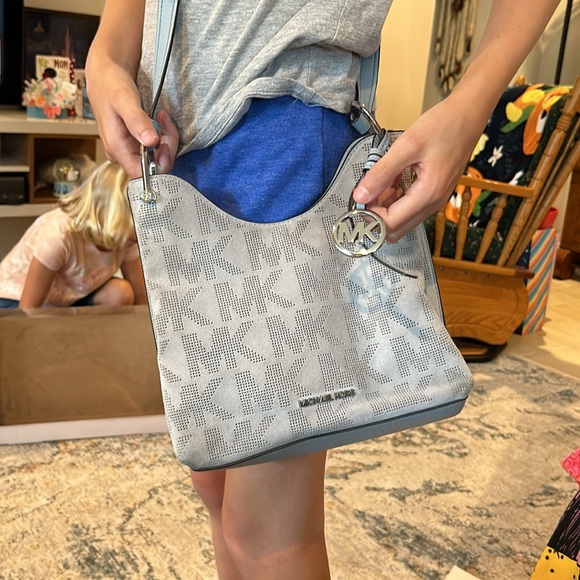 Michael Kors slouchy shoulder bag in pale blue with suede front and leather - Picture 2 of 7